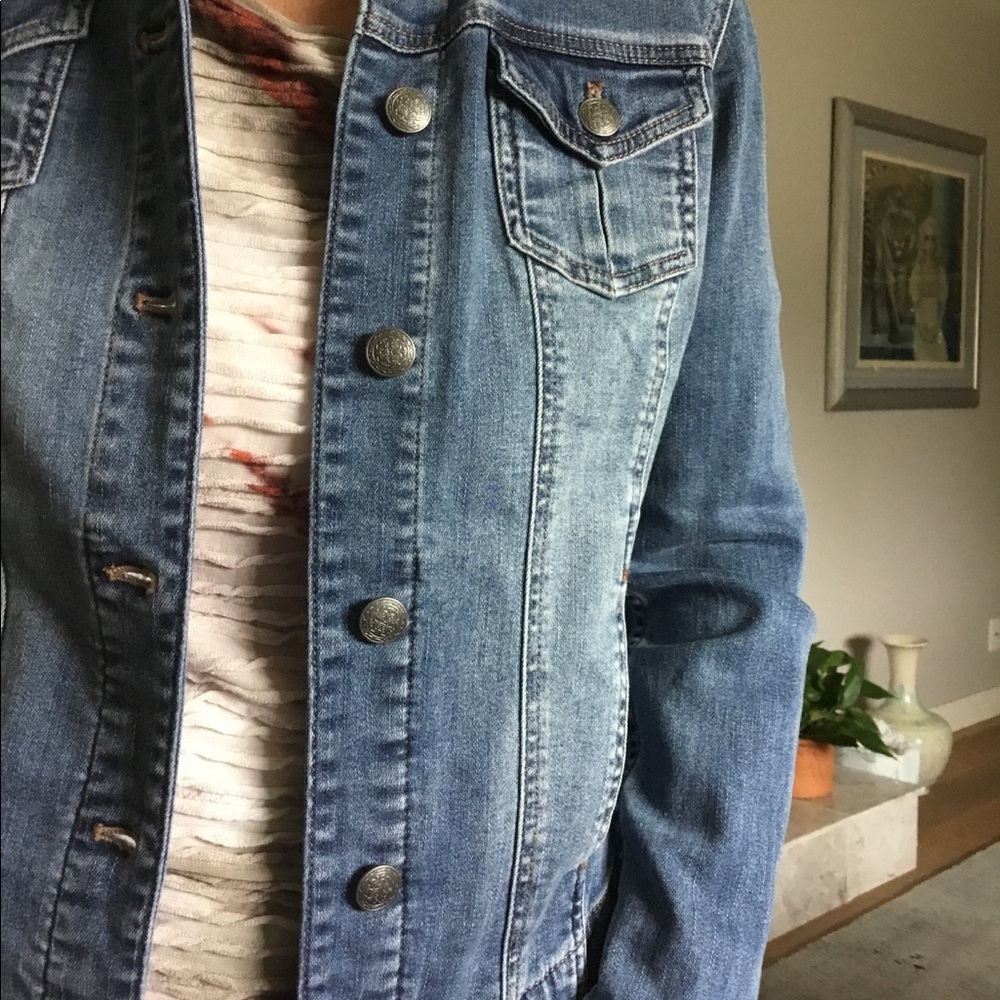 CHICOS DENIM JEAN JACKET NWT SZ 0 equal to Small